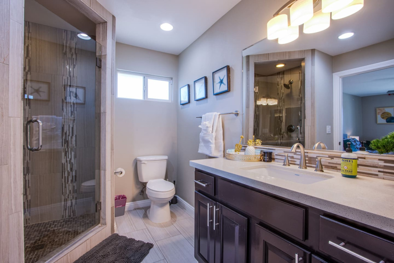 The Extended Stay Oasis | 5 BR, 4 BA Vegas Villa sleeps up to 16!