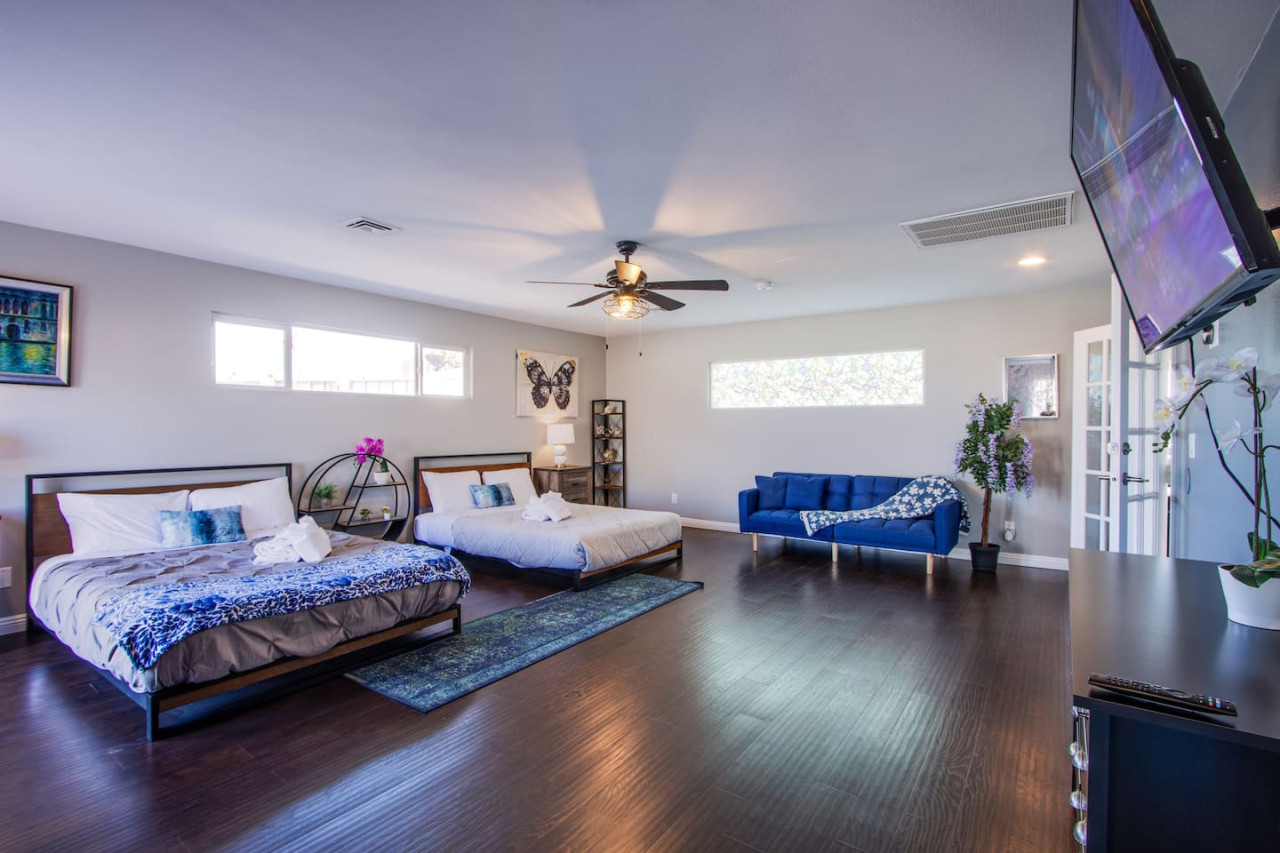 The Extended Stay Oasis | 5 BR, 4 BA Vegas Villa sleeps up to 16!