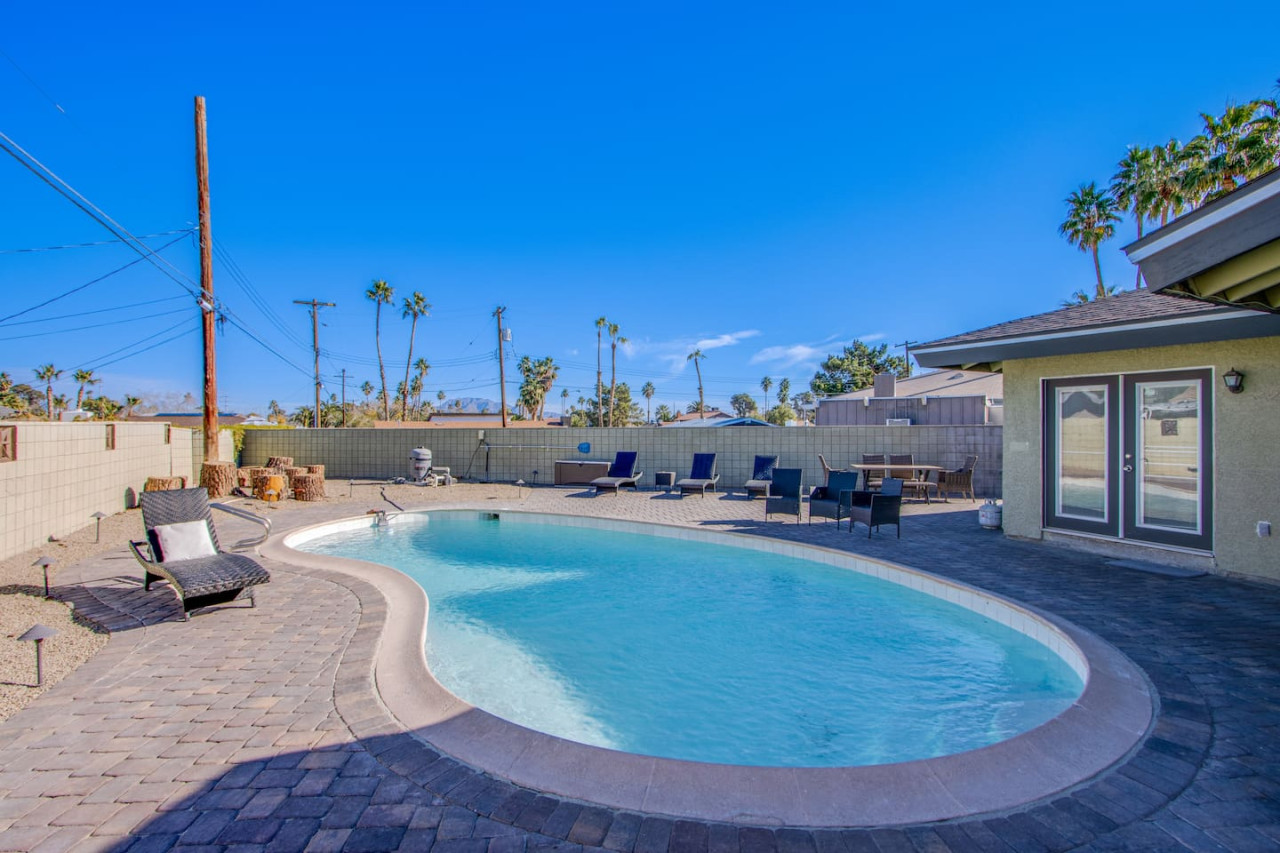 The Extended Stay Oasis | 5 BR, 4 BA Vegas Villa sleeps up to 16!