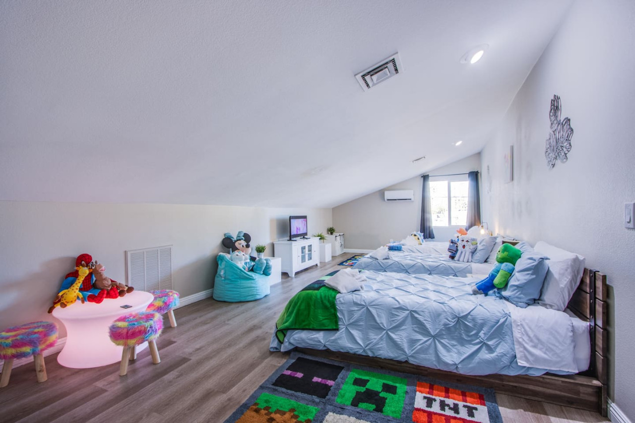 The Extended Stay Oasis | 5 BR, 4 BA Vegas Villa sleeps up to 16! - Photo 9