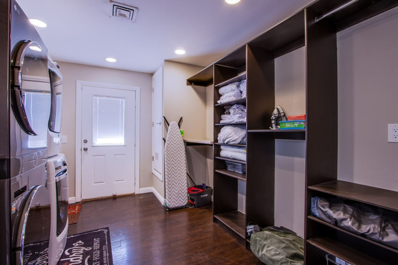 The Extended Stay Oasis | 5 BR, 4 BA Vegas Villa sleeps up to 16!