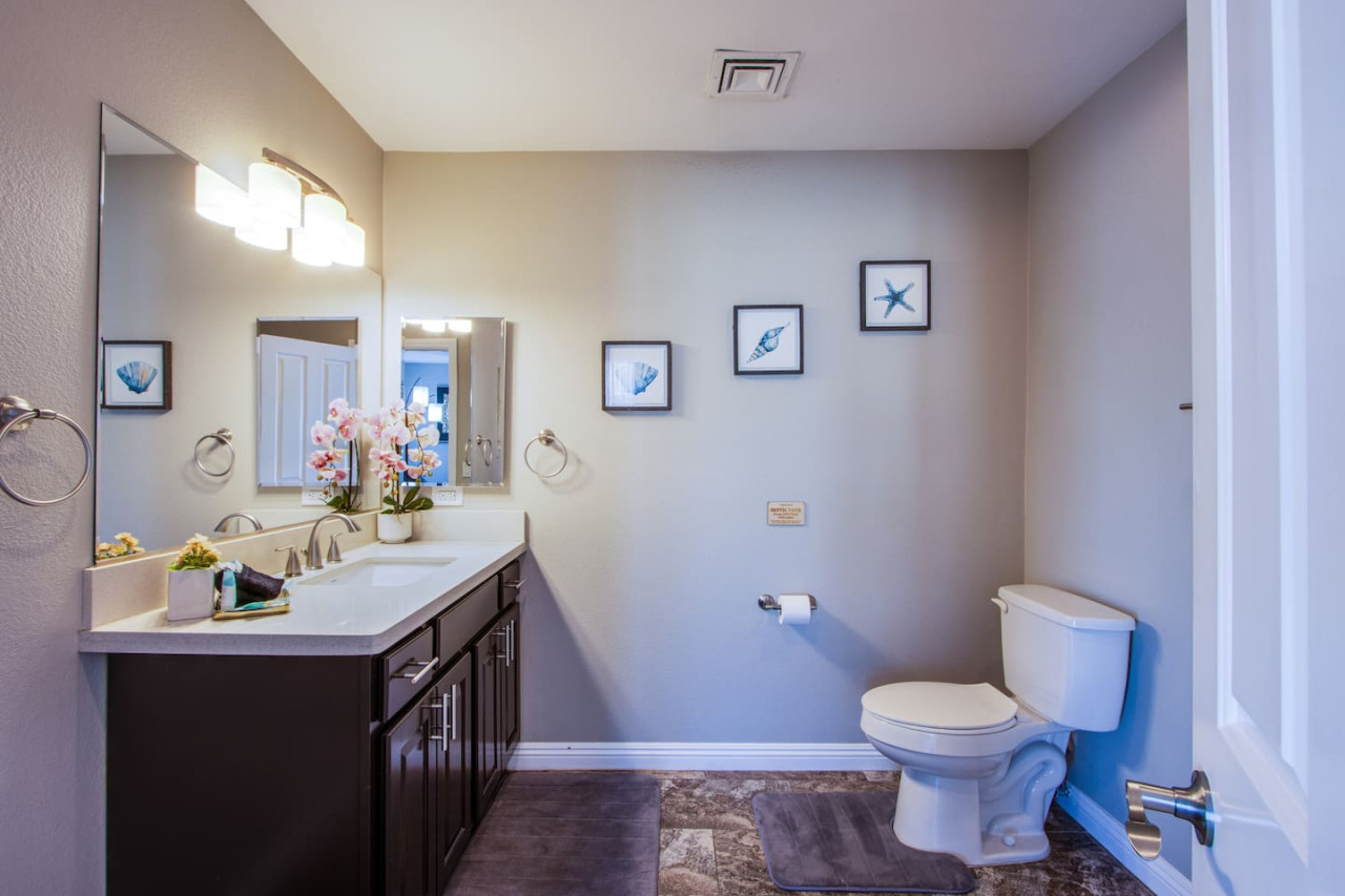 The Extended Stay Oasis | 5 BR, 4 BA Vegas Villa sleeps up to 16!