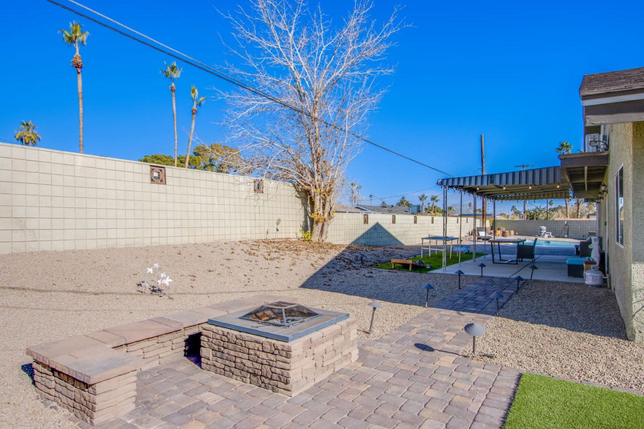 The Extended Stay Oasis | 5 BR, 4 BA Vegas Villa sleeps up to 16!