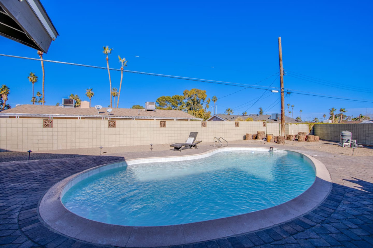 The Extended Stay Oasis | 5 BR, 4 BA Vegas Villa sleeps up to 16!