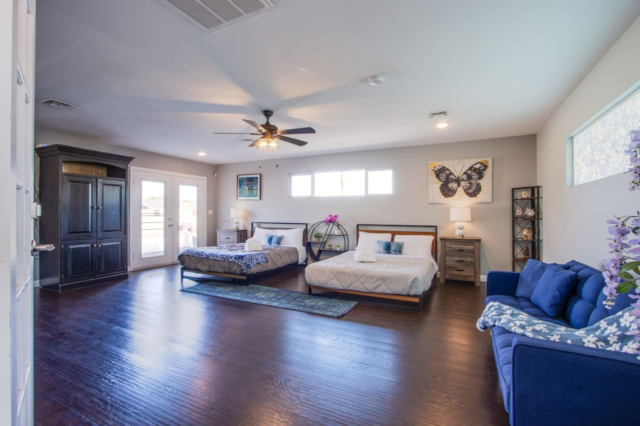 The Extended Stay Oasis | 5 BR, 4 BA Vegas Villa sleeps up to 16!