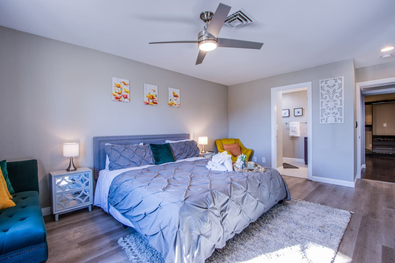 The Extended Stay Oasis | 5 BR, 4 BA Vegas Villa sleeps up to 16!