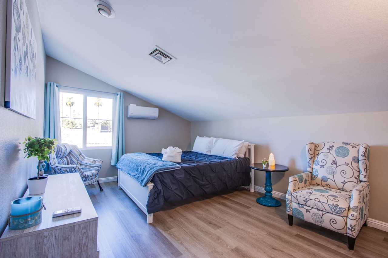 The Extended Stay Oasis | 5 BR, 4 BA Vegas Villa sleeps up to 16!