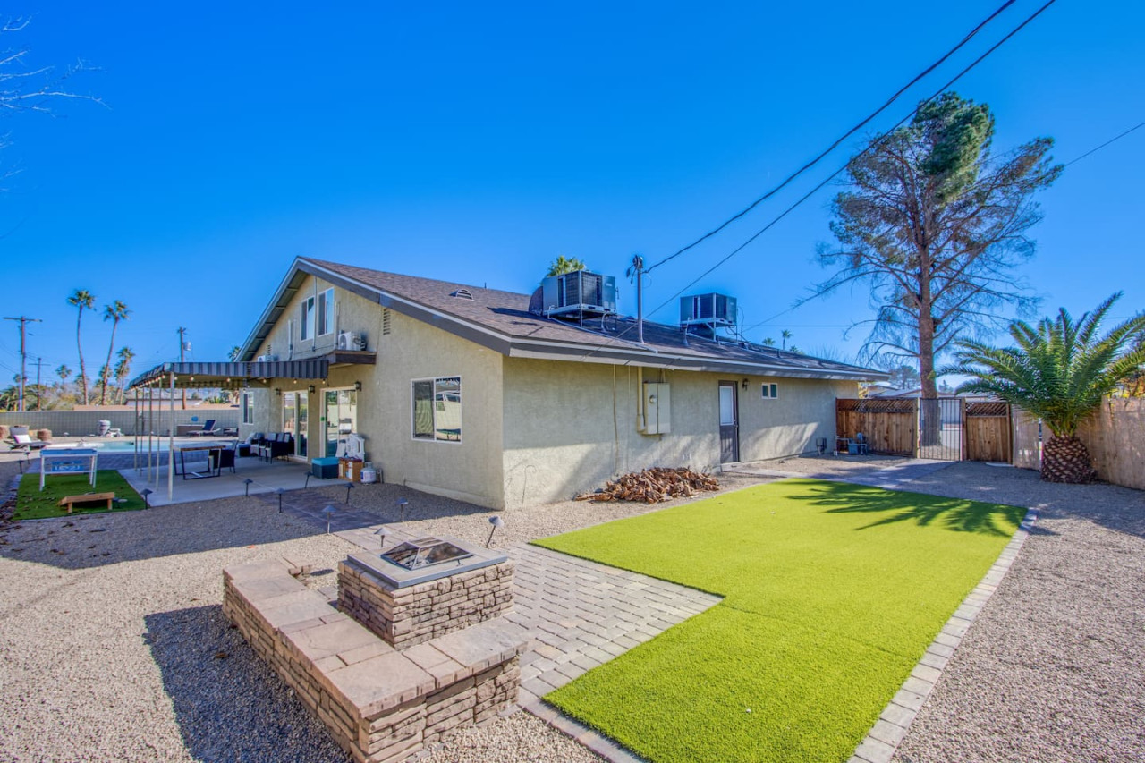 The Extended Stay Oasis | 5 BR, 4 BA Vegas Villa sleeps up to 16!