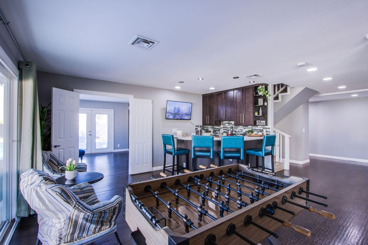 The Extended Stay Oasis | 5 BR, 4 BA Vegas Villa sleeps up to 16! - Photo 5