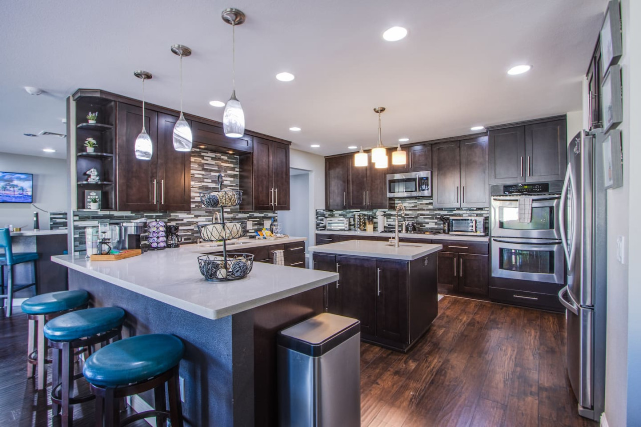 The Extended Stay Oasis | 5 BR, 4 BA Vegas Villa sleeps up to 16! - Photo 3