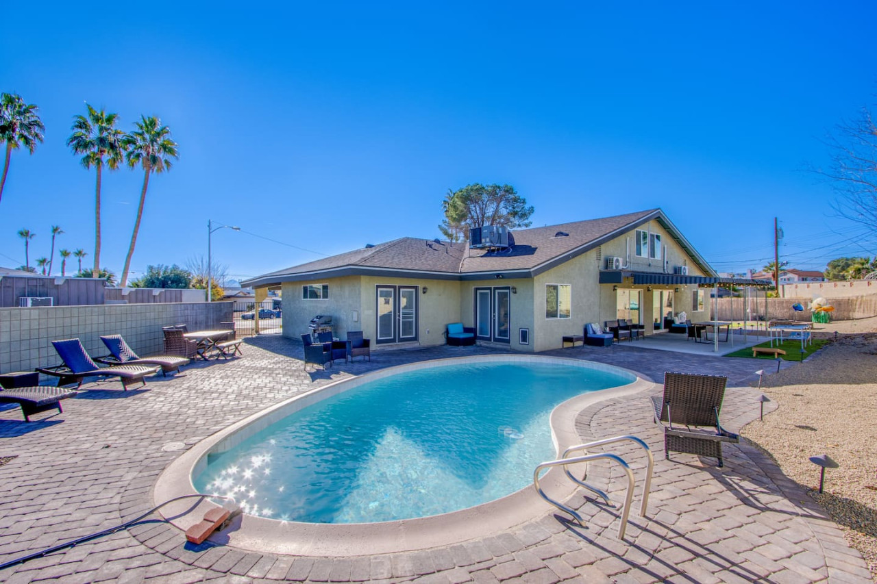 The Extended Stay Oasis | 5 BR, 4 BA Vegas Villa sleeps up to 16! - Photo 2