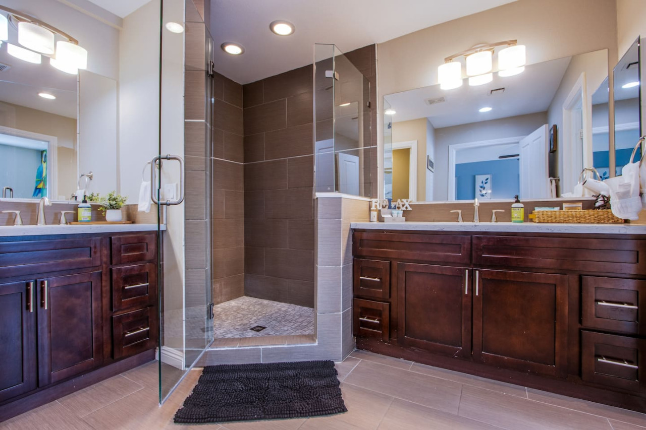The Extended Stay Oasis | 5 BR, 4 BA Vegas Villa sleeps up to 16!