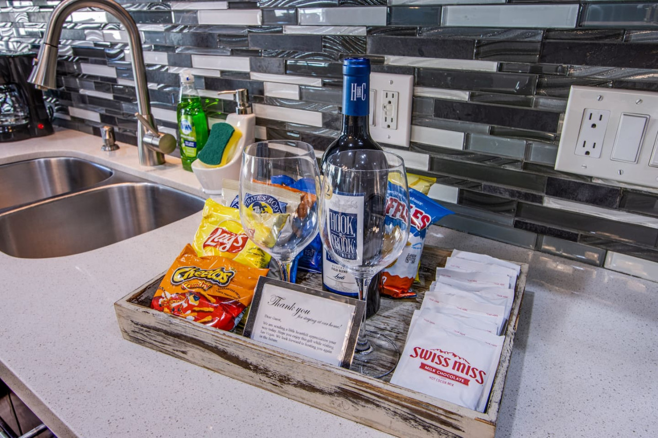 The Extended Stay Oasis | 5 BR, 4 BA Vegas Villa sleeps up to 16!