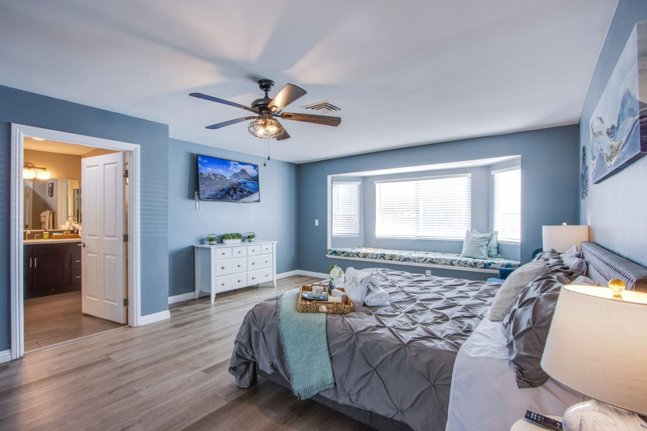 The Extended Stay Oasis | 5 BR, 4 BA Vegas Villa sleeps up to 16!