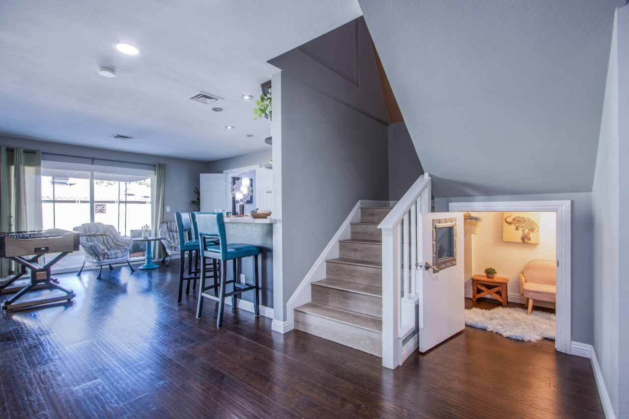 The Extended Stay Oasis | 5 BR, 4 BA Vegas Villa sleeps up to 16! - Photo 12