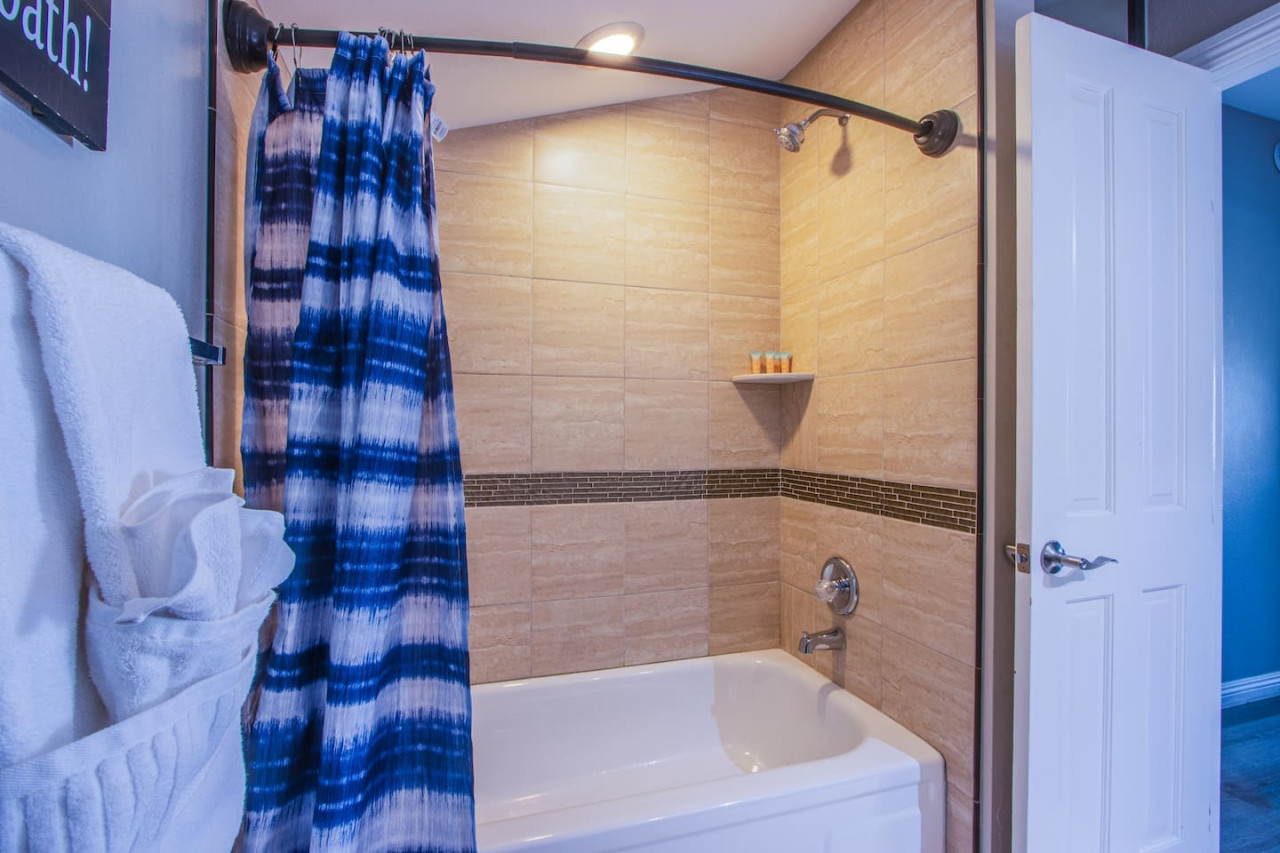 The Extended Stay Oasis | 5 BR, 4 BA Vegas Villa sleeps up to 16!