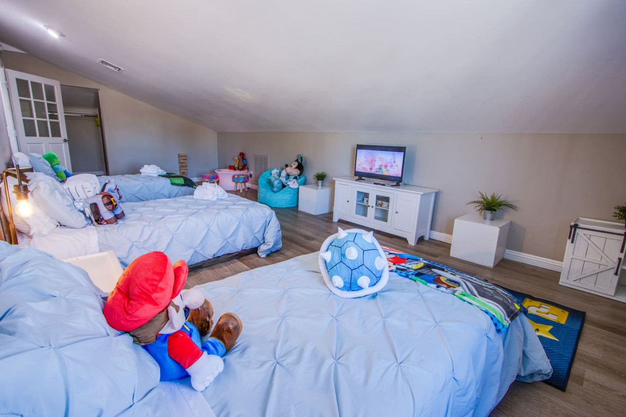 The Extended Stay Oasis | 5 BR, 4 BA Vegas Villa sleeps up to 16!