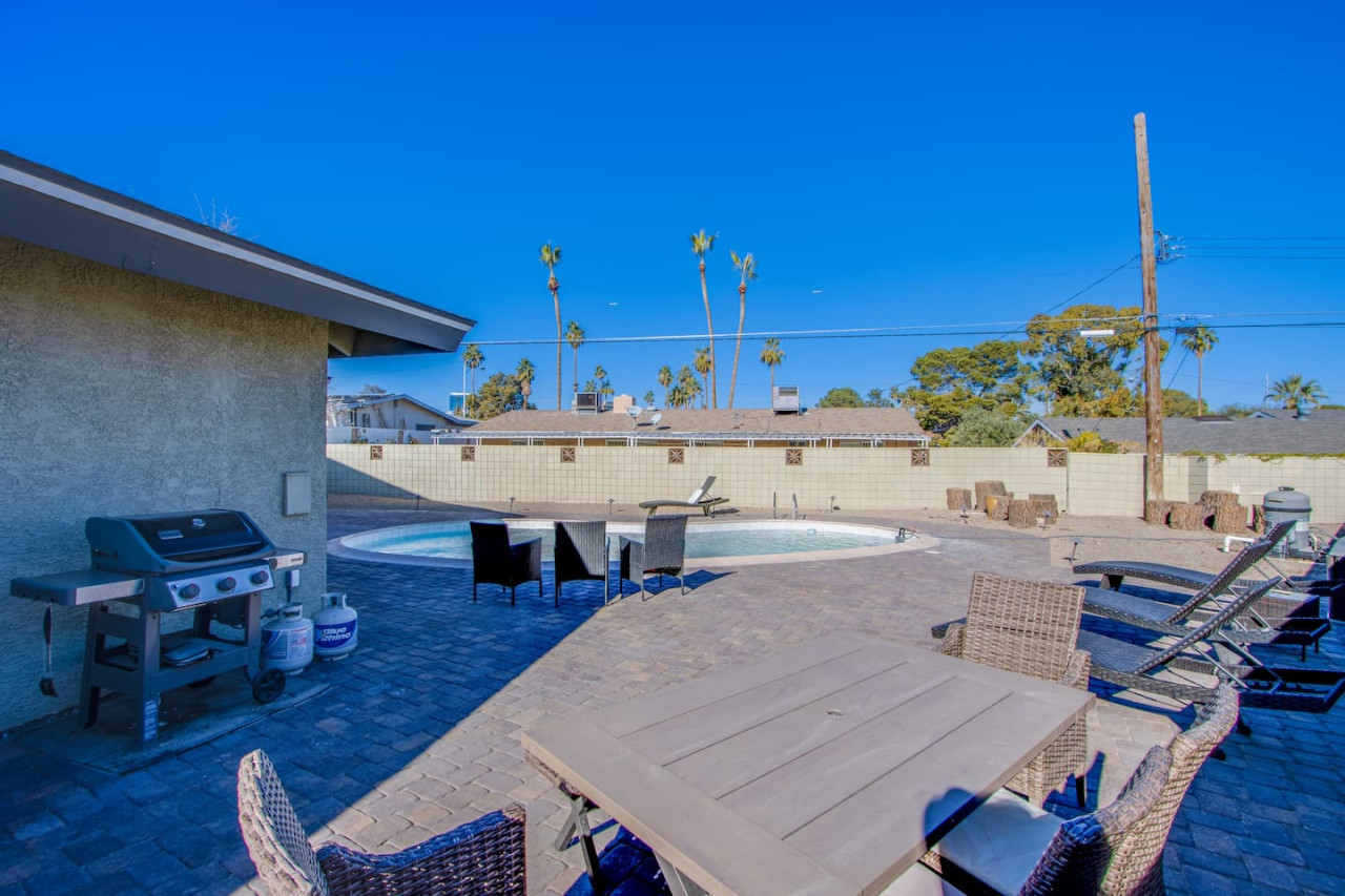 The Extended Stay Oasis | 5 BR, 4 BA Vegas Villa sleeps up to 16!