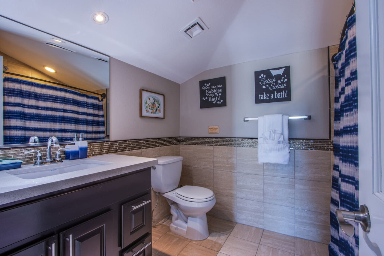 The Extended Stay Oasis | 5 BR, 4 BA Vegas Villa sleeps up to 16!