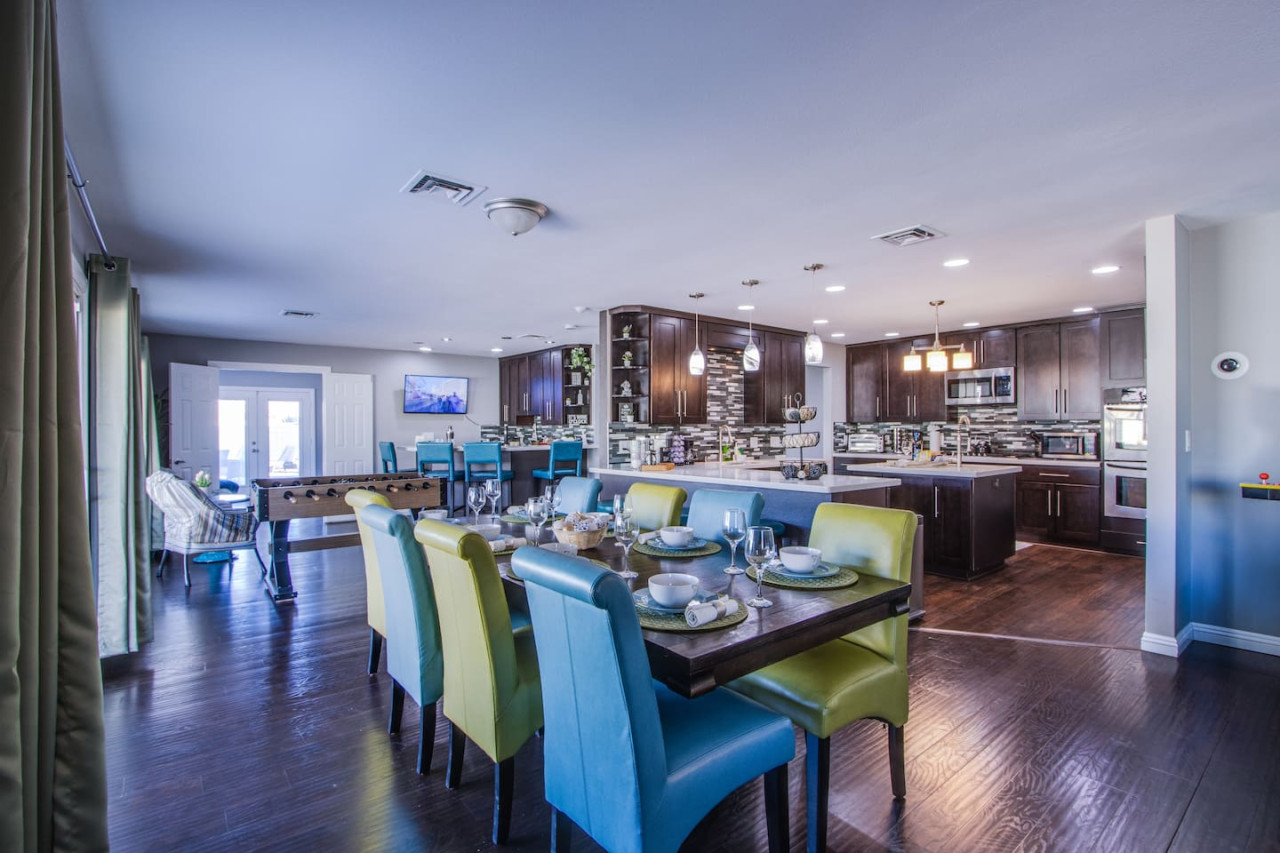 The Extended Stay Oasis | 5 BR, 4 BA Vegas Villa sleeps up to 16! - Photo 8