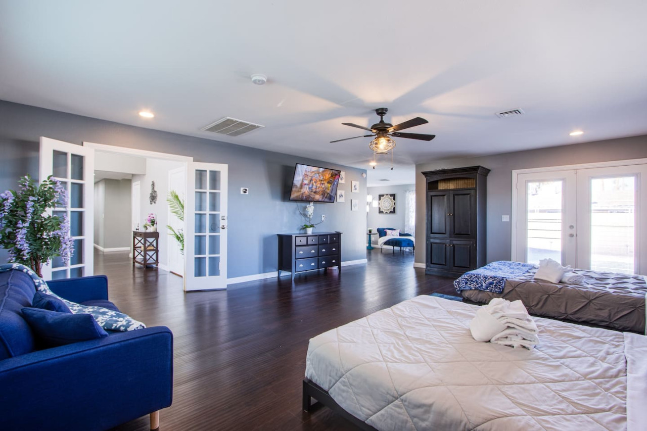 The Extended Stay Oasis | 5 BR, 4 BA Vegas Villa sleeps up to 16! - Photo 4