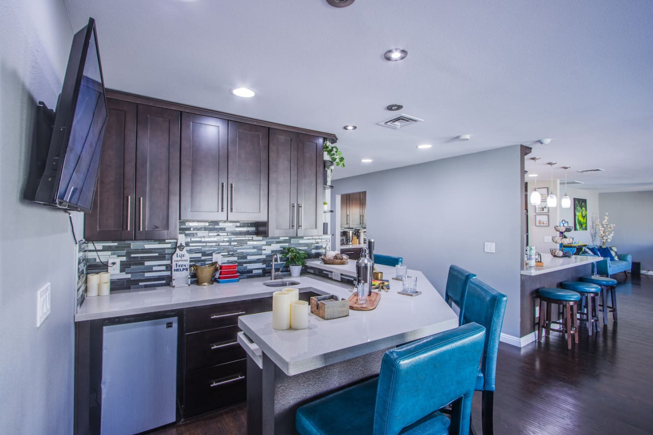The Extended Stay Oasis | 5 BR, 4 BA Vegas Villa sleeps up to 16!