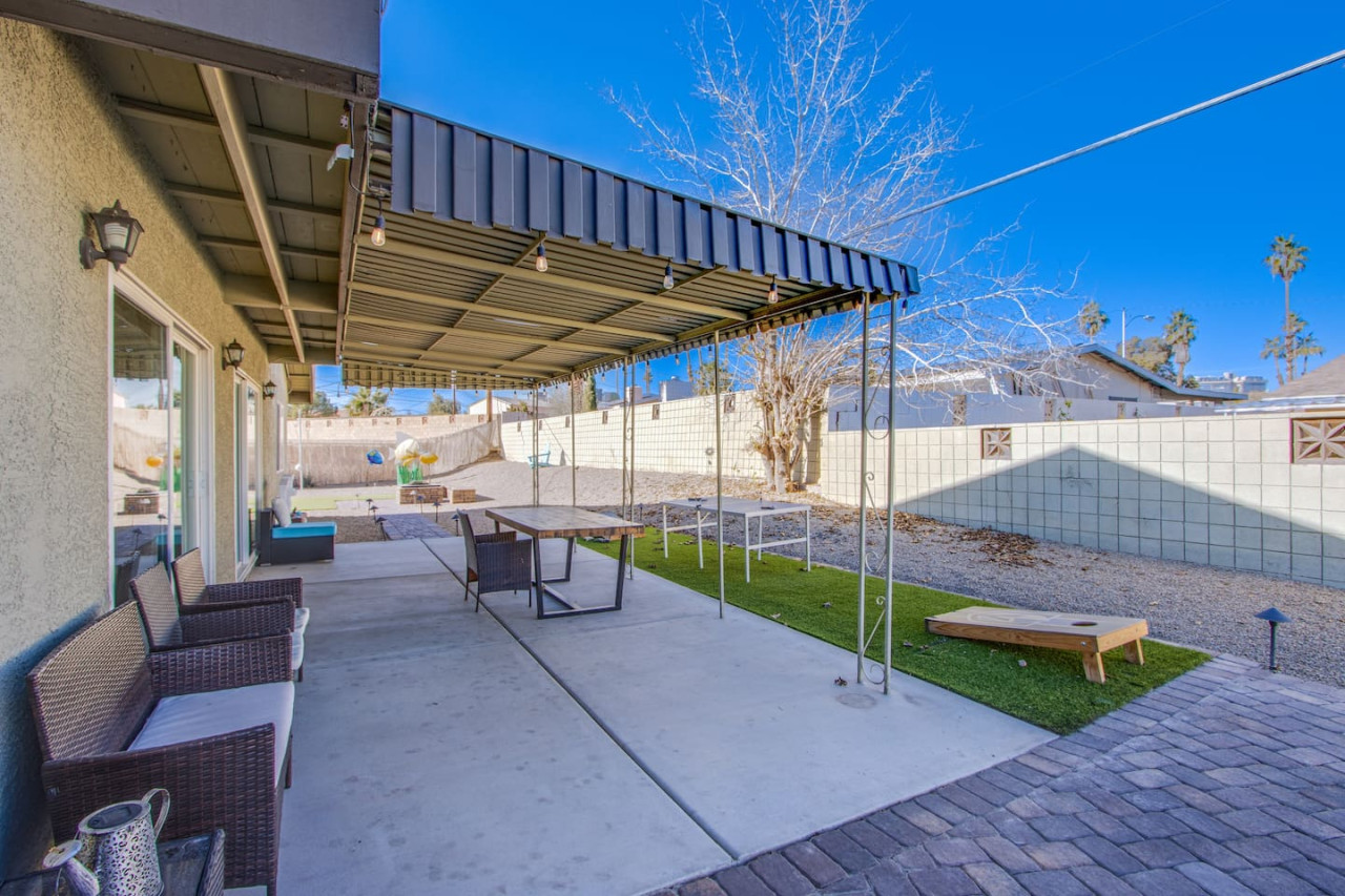 The Extended Stay Oasis | 5 BR, 4 BA Vegas Villa sleeps up to 16!