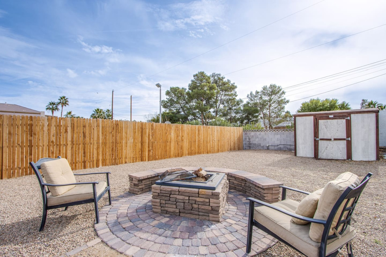 Spacious El Camino Vegas Retreat - Live Large