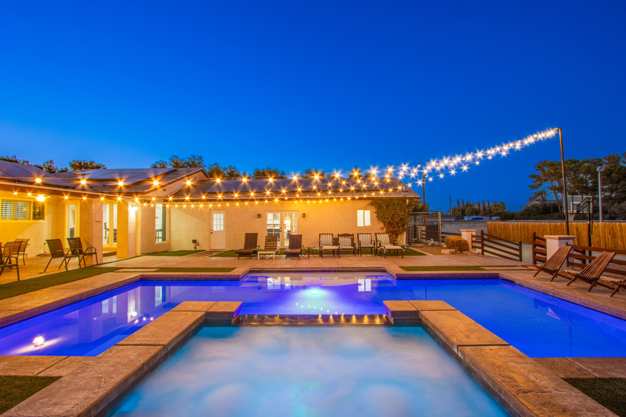 Spacious El Camino Vegas Retreat - Live Large - Photo 9
