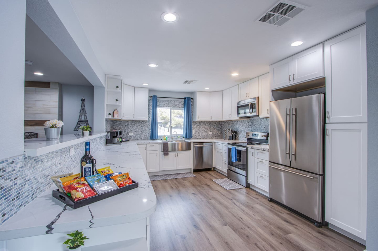Spacious El Camino Vegas Retreat - Live Large - Photo 12