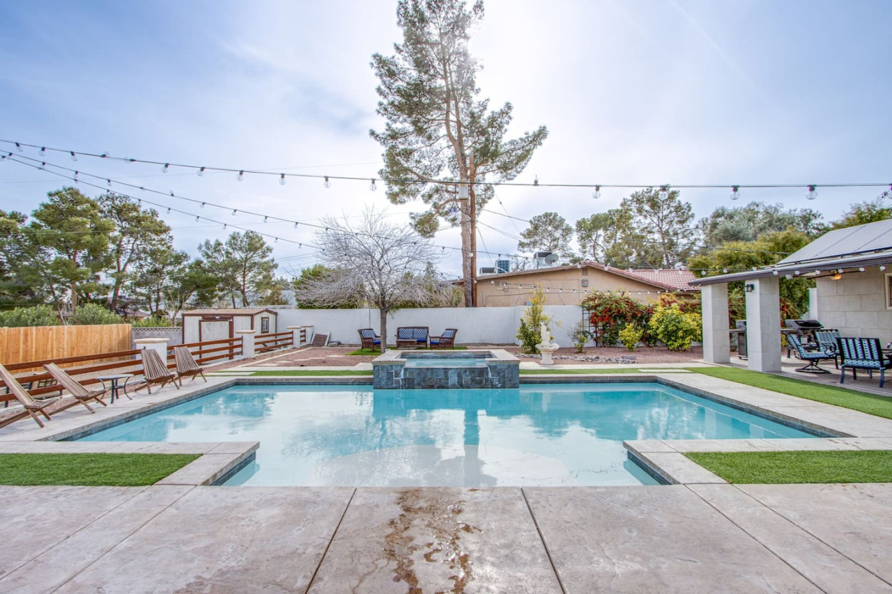 Spacious El Camino Vegas Retreat - Live Large
