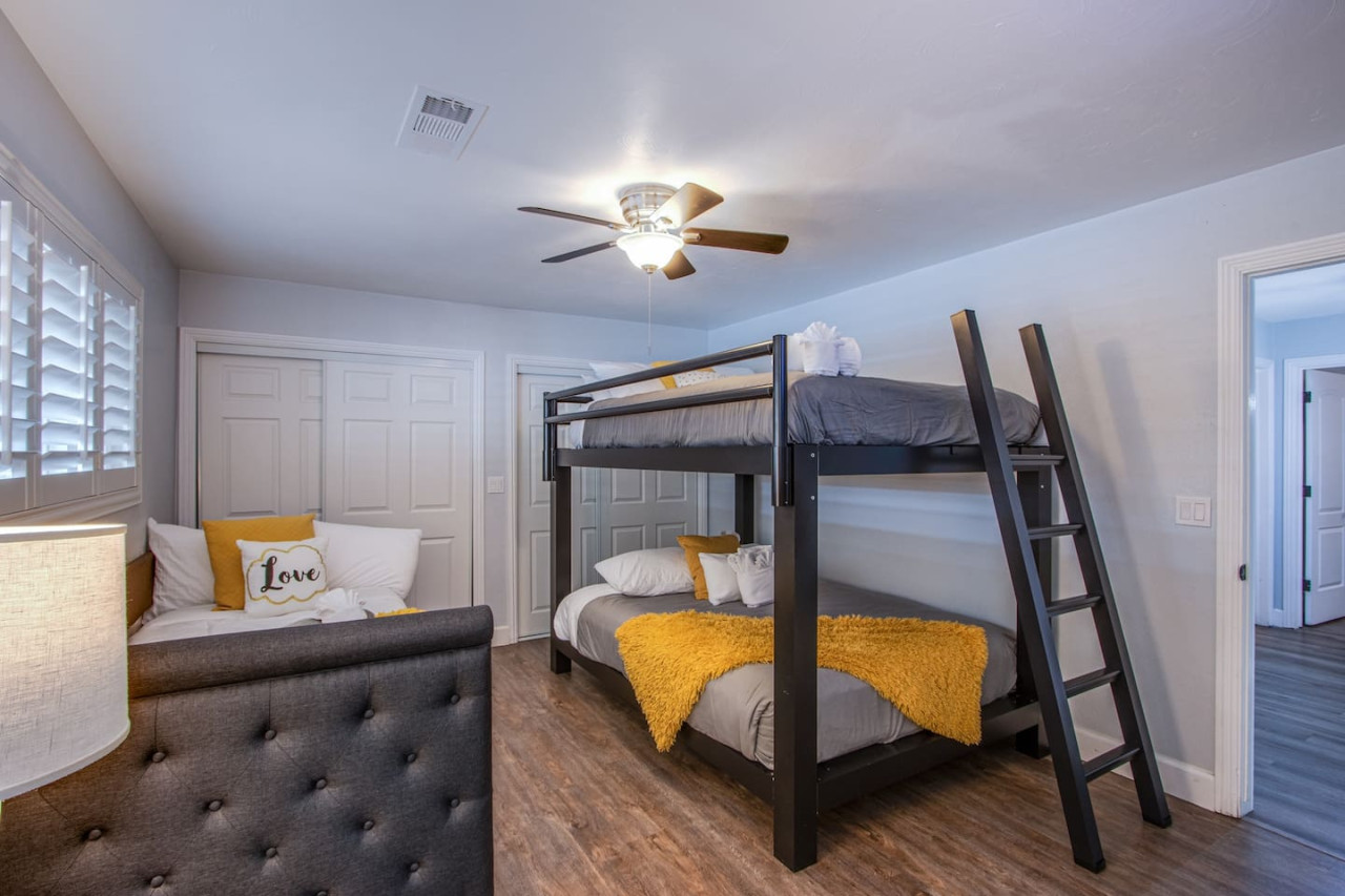 Spacious El Camino Vegas Retreat - Live Large