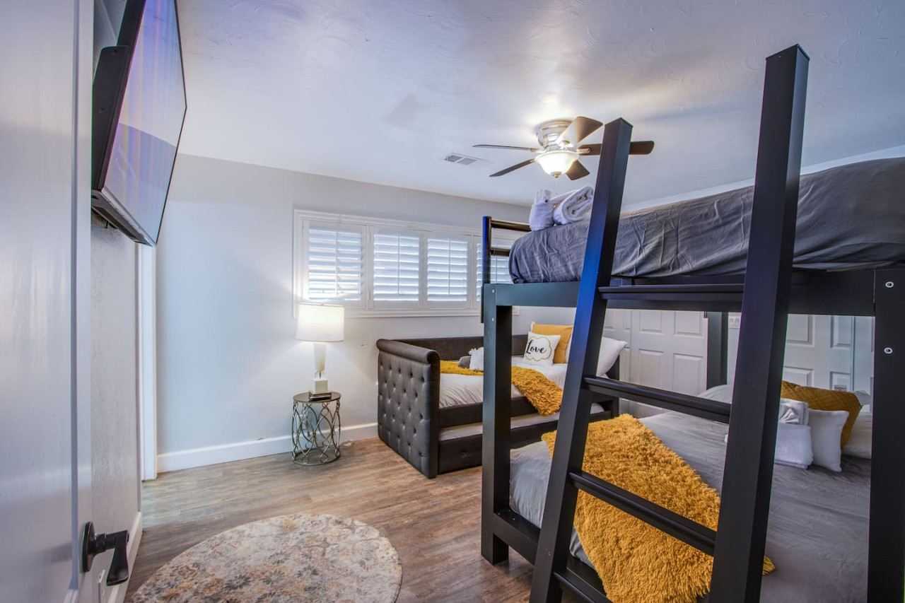 Spacious El Camino Vegas Retreat - Live Large