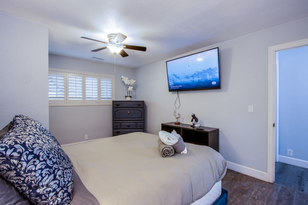 Spacious El Camino Vegas Retreat - Live Large