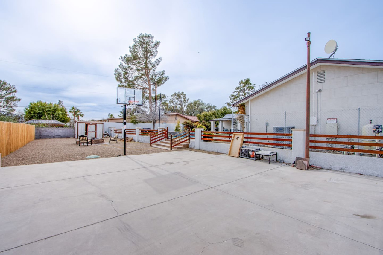 Spacious El Camino Vegas Retreat - Live Large