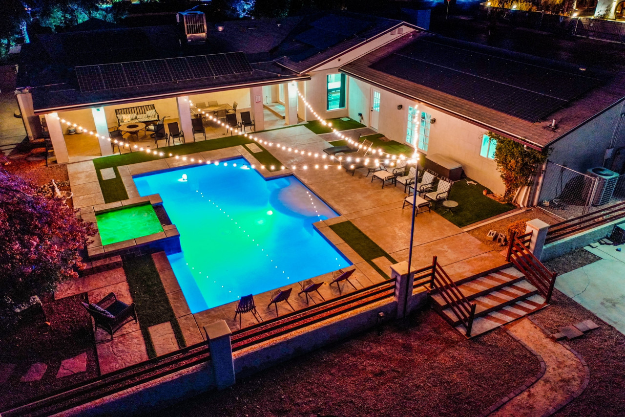 Spacious El Camino Vegas Retreat - Live Large