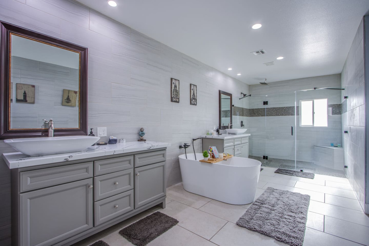Spacious El Camino Vegas Retreat - Live Large