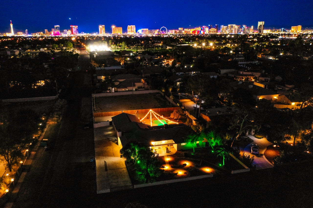 Spacious El Camino Vegas Retreat - Live Large - Photo 10