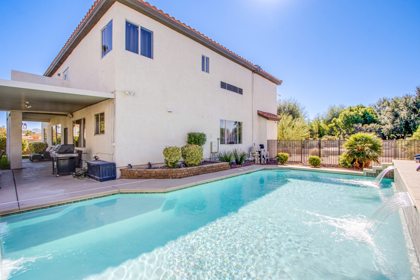 Bright & Modern Oasis | Spa, Pool, 10min to Strip