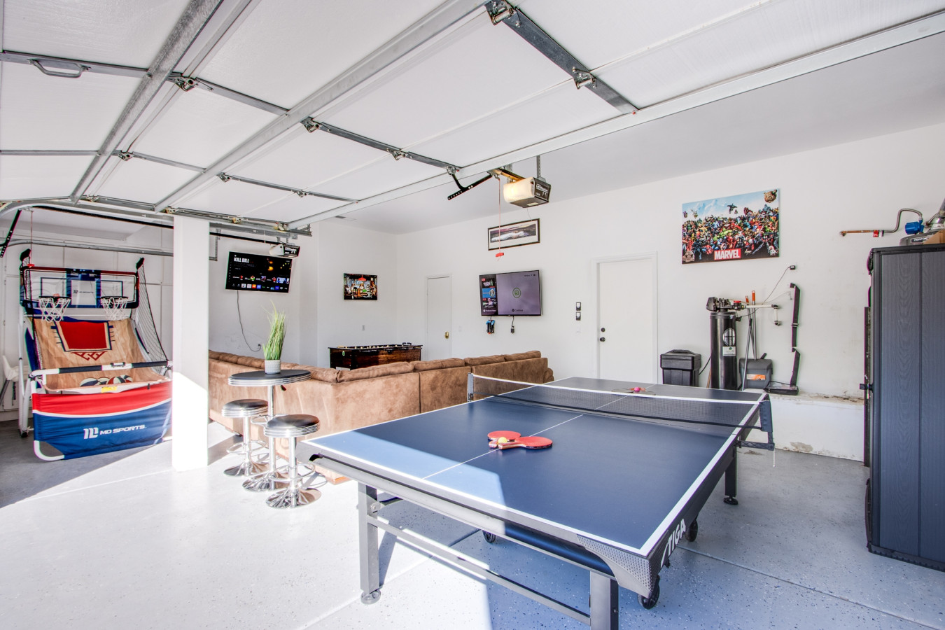 Bright & Modern Oasis | Spa, Pool, 10min to Strip