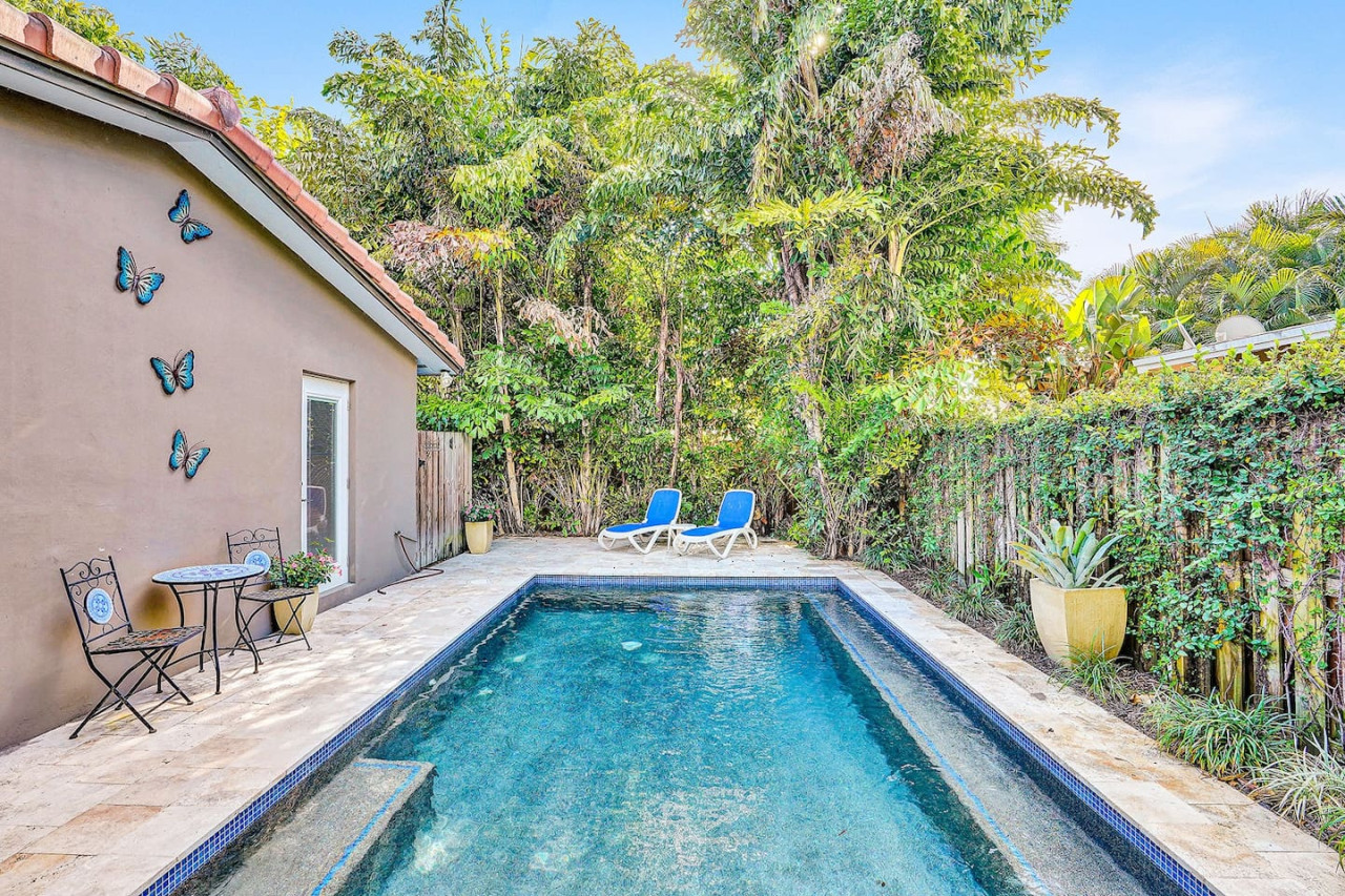 Heated Pool And Close To Dining And Entertainment - Charming Retreat - Bahamas