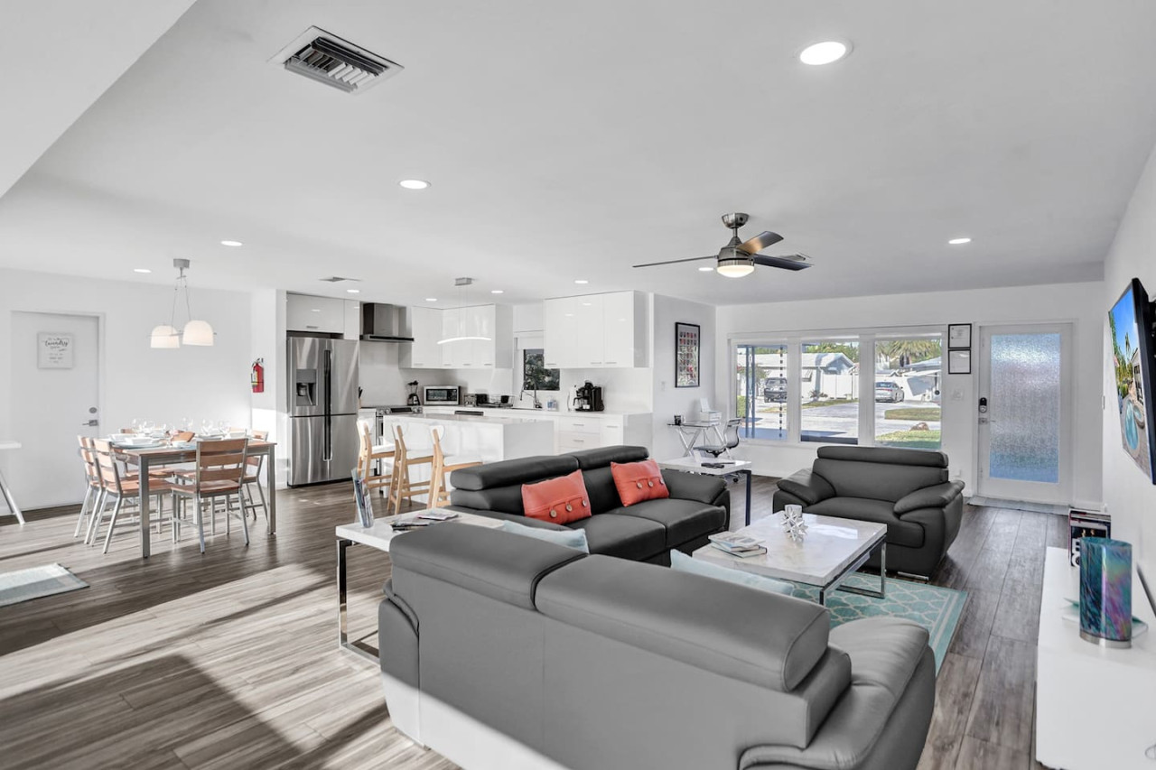 Gorgeous poolhome on the canal, kayaks, pool table 6