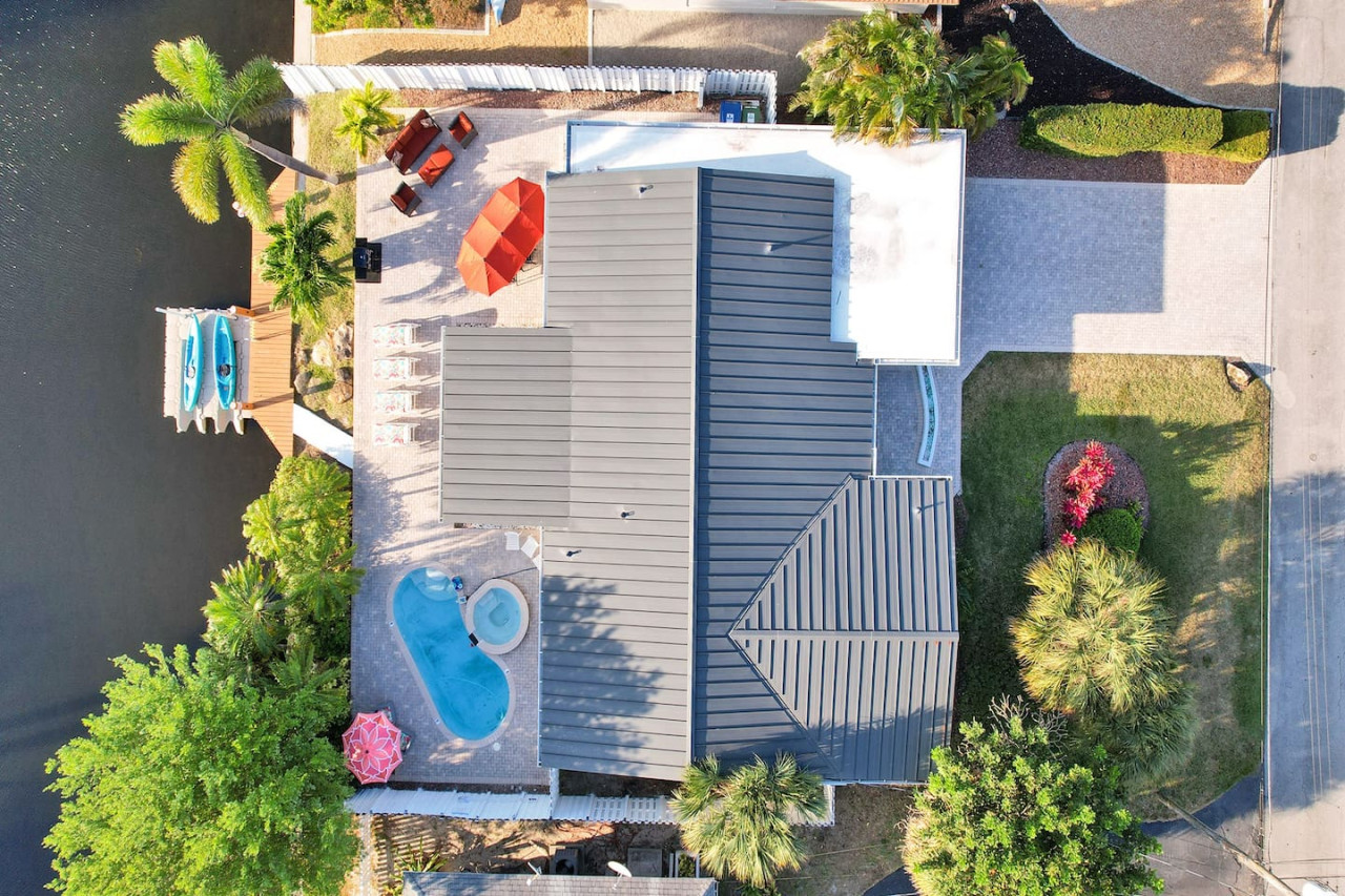 Gorgeous poolhome on the canal, kayaks, pool table 3