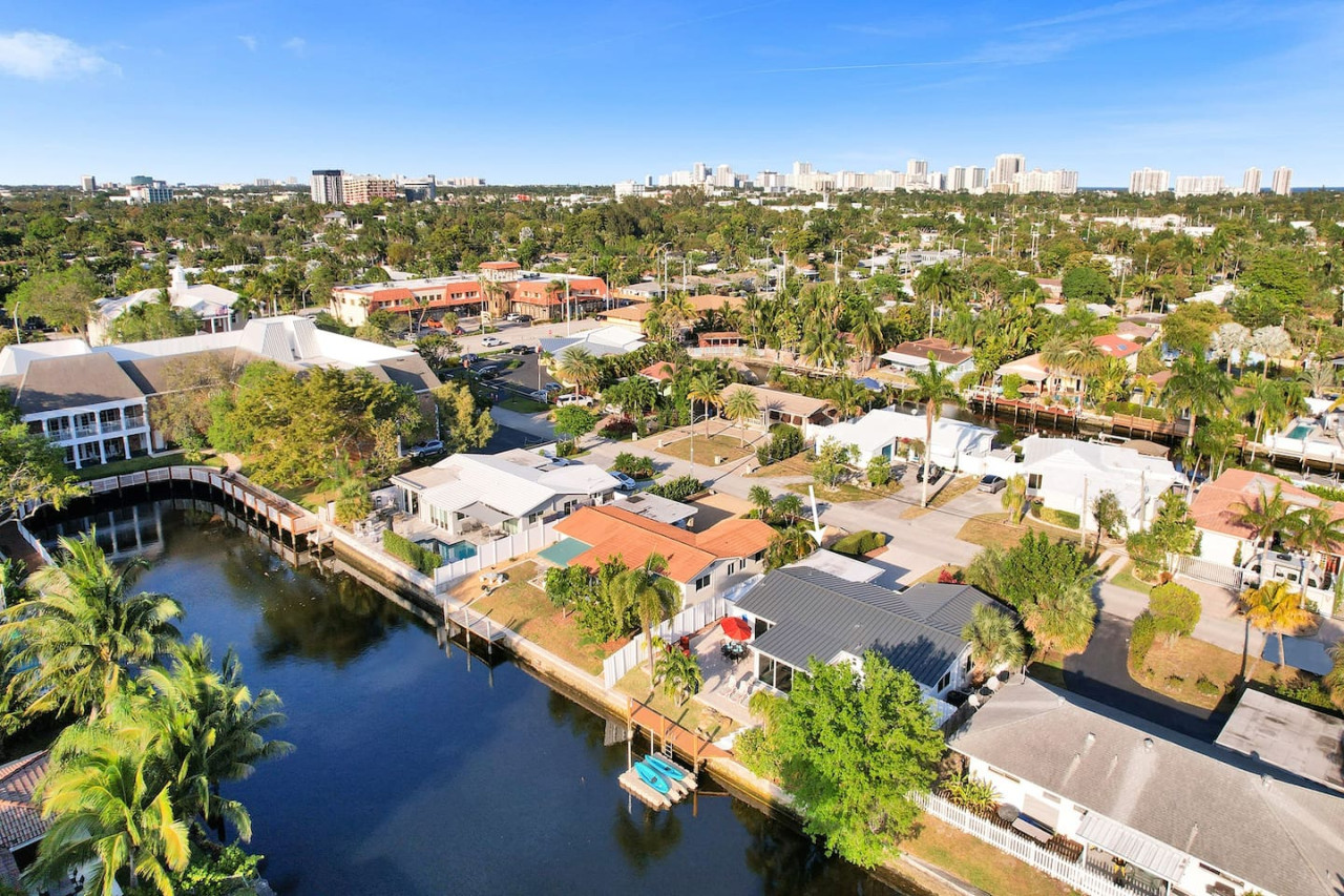 Gorgeous poolhome on the canal, kayaks, pool table 2