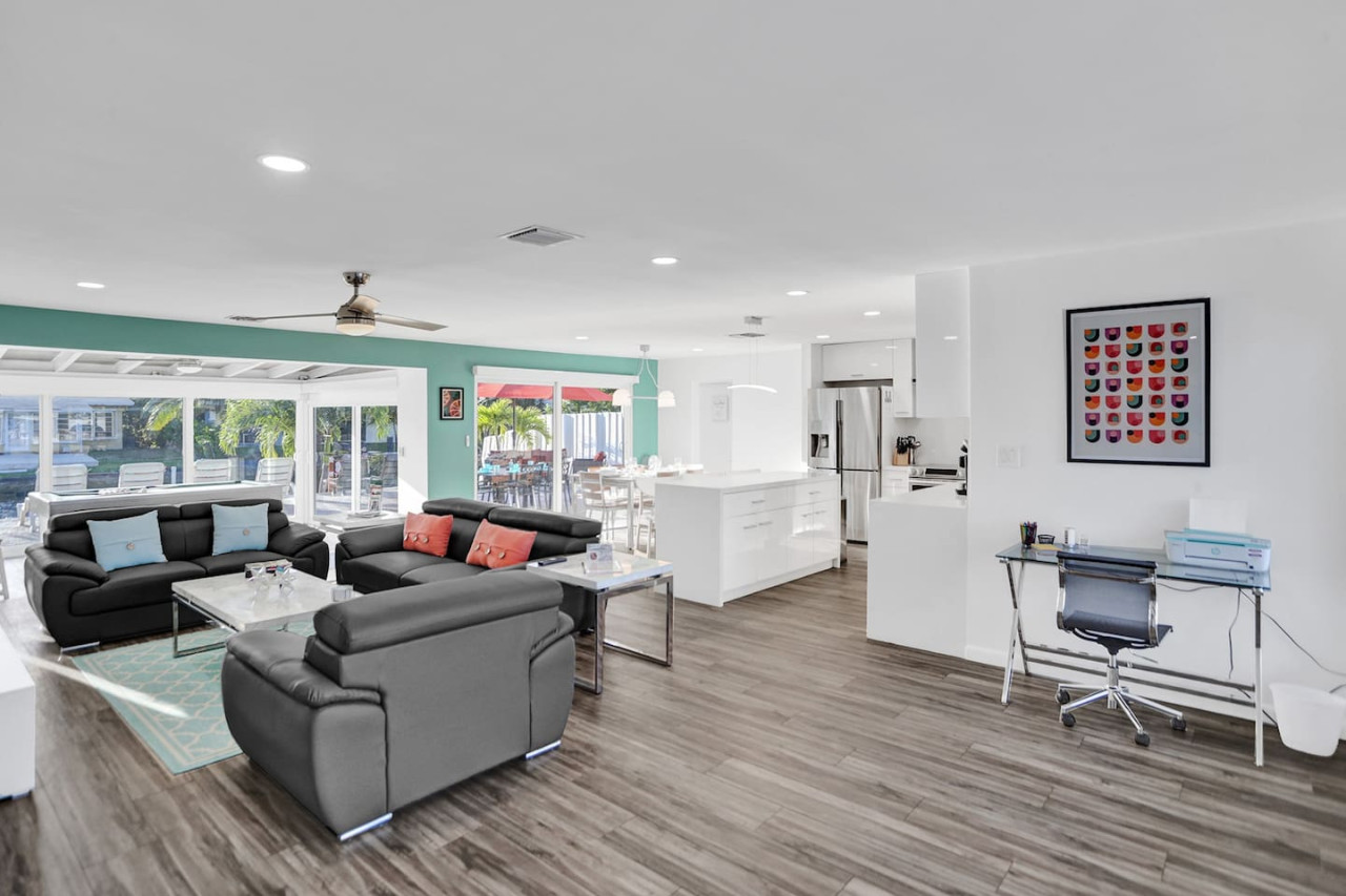 Gorgeous poolhome on the canal, kayaks, pool table 4