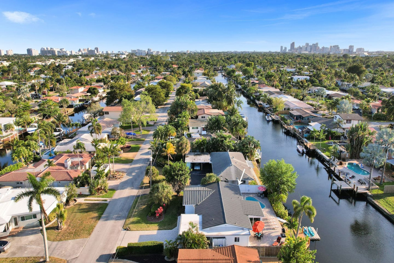 Gorgeous poolhome on the canal, kayaks, pool table