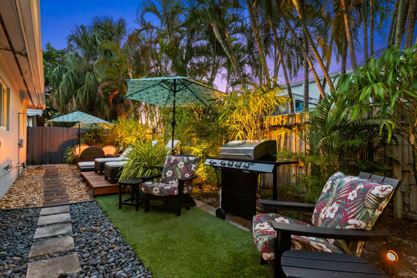 Charming Outdoor Oasis With Fire Pit And Bbq - Inviting Getaway - Bahamas