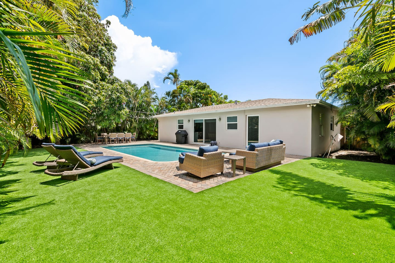 Modern Oasis w/Heated Pool & Grill, 4 min to Beach 5