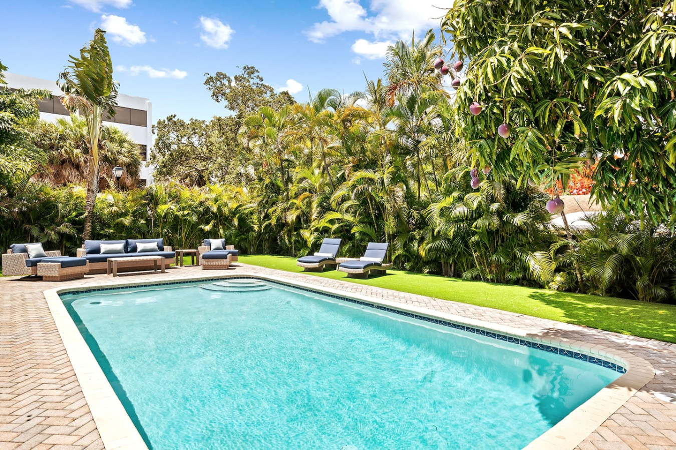 Modern Oasis w/Heated Pool & Grill, 4 min to Beach