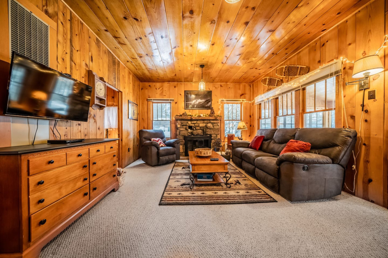 Are you ready for a throwback to the good old days? If so, you won't want to miss this amazing cabin rental! This vintage living room is the perfect way to experience a bit of nostalgia and relax in style.
